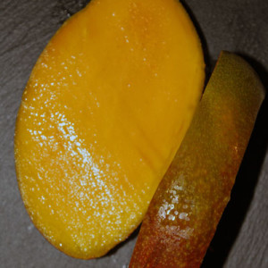 Découpage de la mangue fraîche