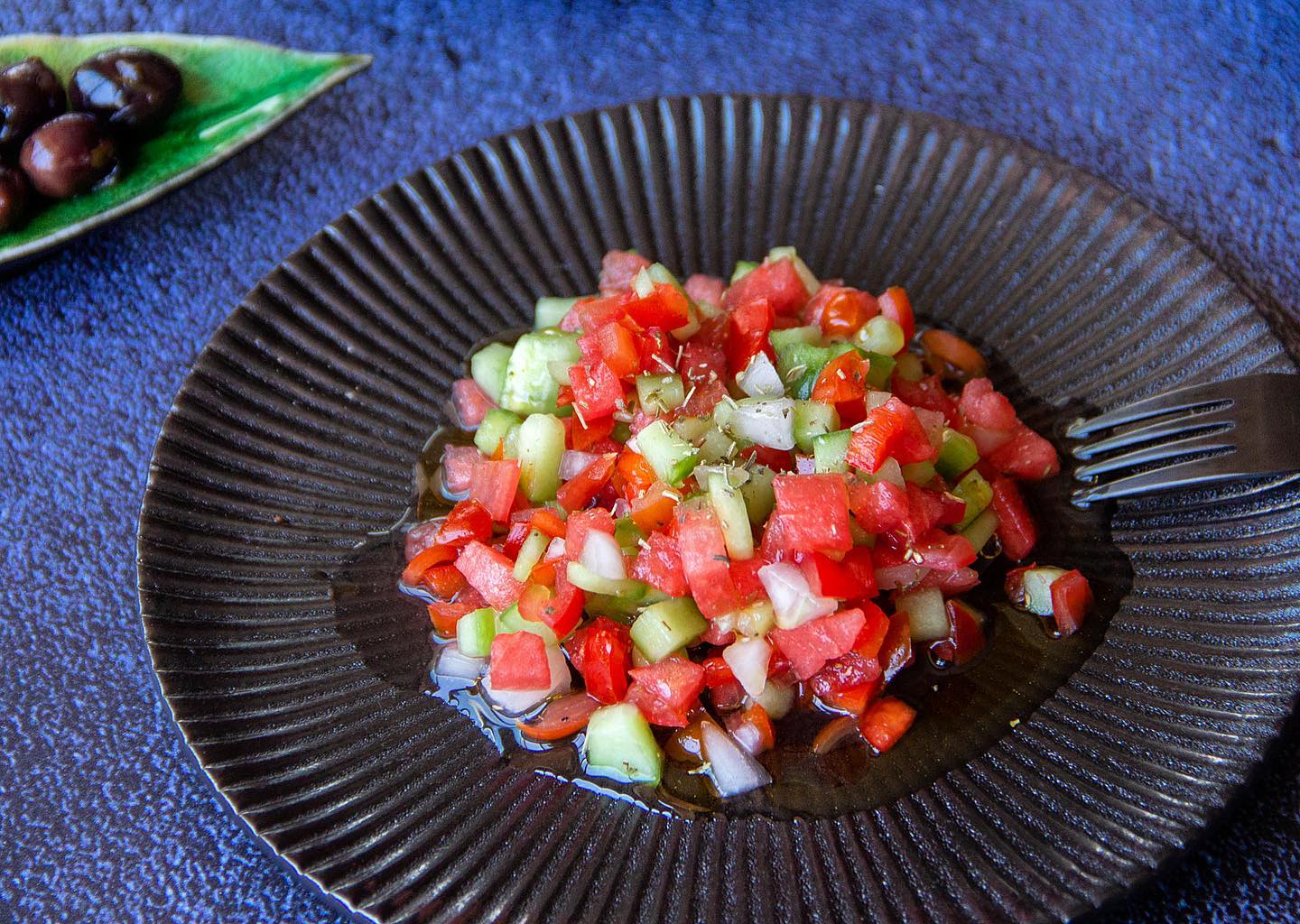 Mini salade de légumes-fruits d’été en brunoise 🍅 🥒 🍉 🧅 🌶 Des « légumes » du soleil taillés en tout petits cubes avec du vinaigre de cidre, du vinaigre de riz et... de l’huile d’olive. La recette de cette petite salade à picorer est en ligne #saladedété #brunoisedelegumes #saladadeverao #insalatadiverano #saladefraicheur #summersalad #photographieculinaire #ifpgallery #line_lisbonne