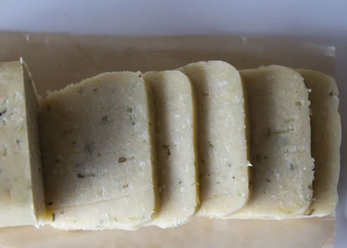 Couper la pâte en tranches fines