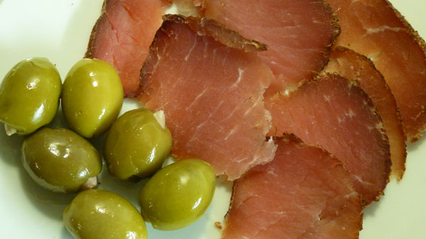 Speck et olives grecques