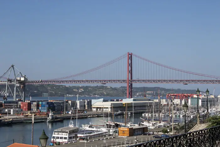 Le port et le pont du 25 Avril