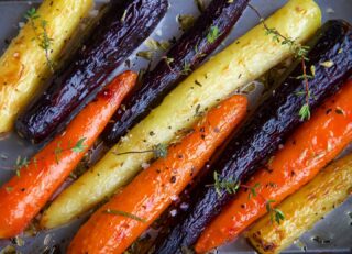 Et si on mangeait des carottes tricolores rôties au four ? 🥕🥕🥕 #carottesroties #carottesbio #carottestricolores #line_lisbonne