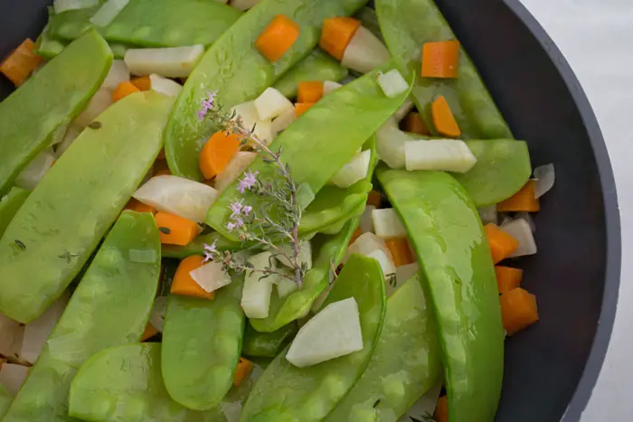 Poêlée de Pois gourmands, carottes, navets et oignons nouveaux 