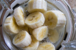 banane, eau et mixeur blender