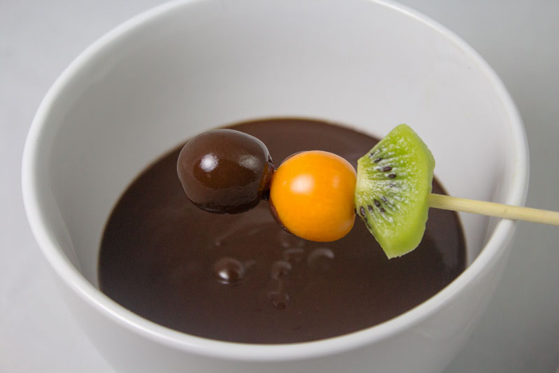 Bol de fondue de chocolat aux fruits