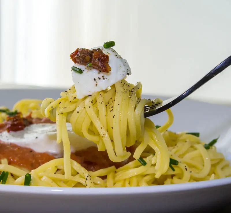 Spaghetti a la crema di pomodoro e mozzarella
