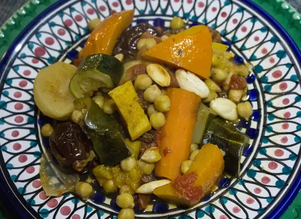 assiette de tajine de légumes et fruits secs