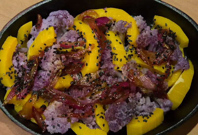 Chou fleur violet, courge butternut et oignons rouge rôtis au four