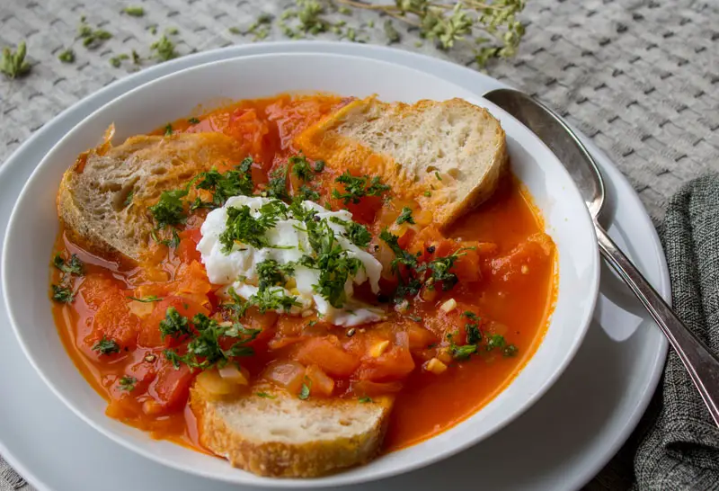 Soupe de tomates à la portugaise avec un œuf mollet
