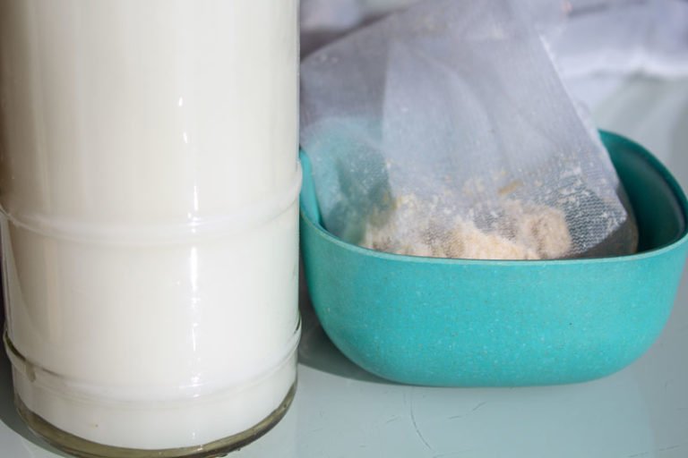 Bouteille de lait d'avoine et okara