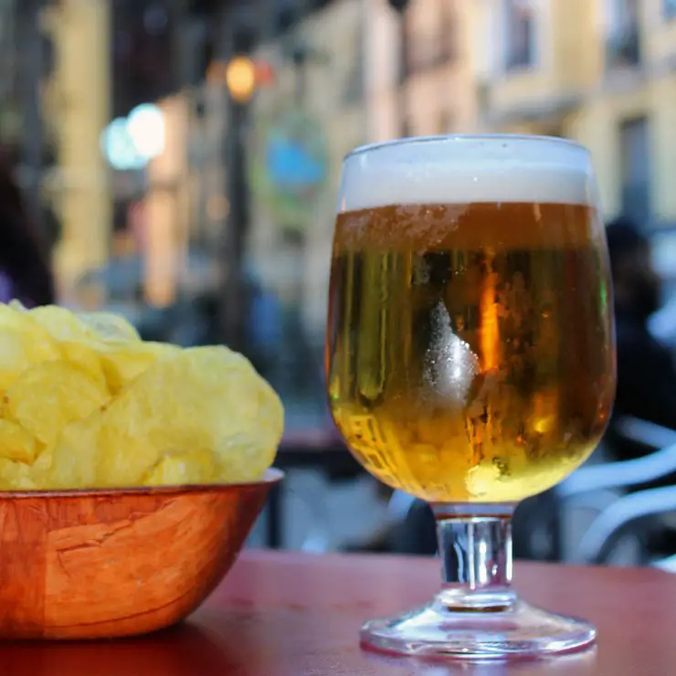 Verre de bière et chips à Madrid