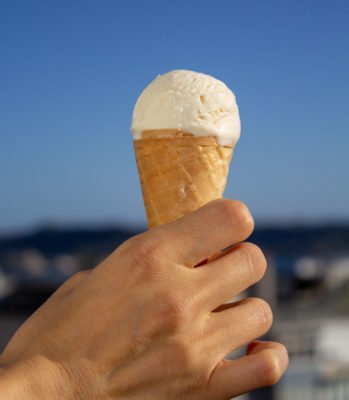 Cornet rempli de Crème glacée maison à la noix de coco et au chocolat blanc