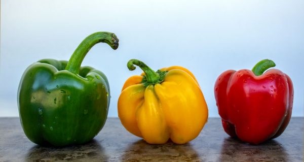 3 poivrons : vert, jaune, rouge