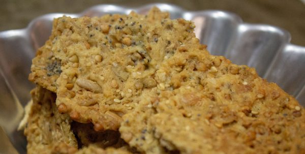 Gros plan sur les crackers aux graines et à la farine d'épeautre pour l'apéritif