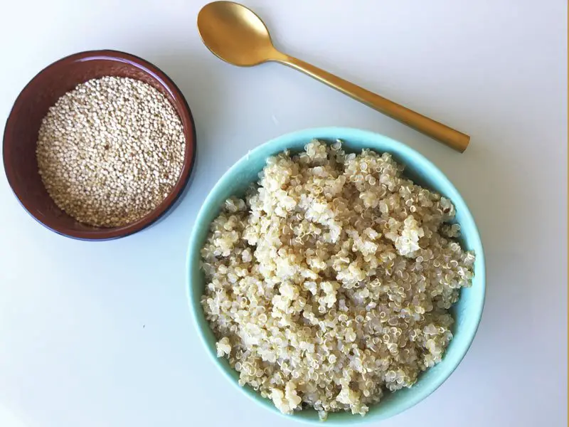 Graines de quinoa crues et cuites