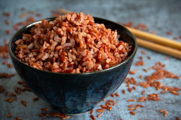 Bol de riz rouge cuit