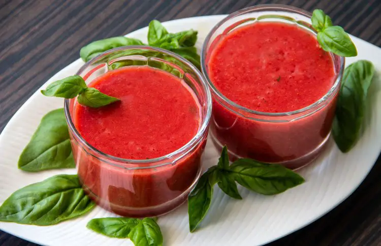 2 verres de soupe fraîche Tomate-Fraise et basilic