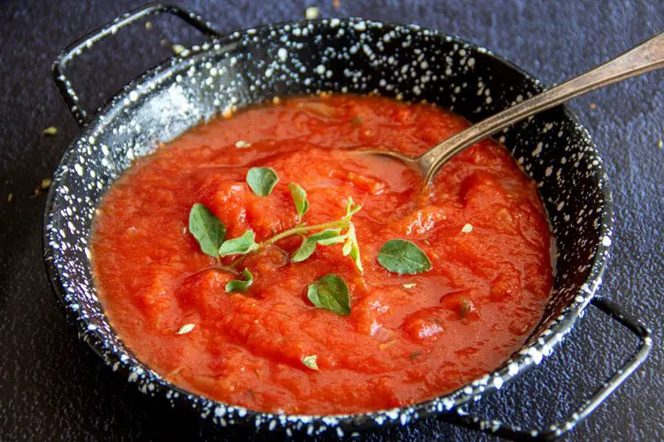 Plat de sauce tomate