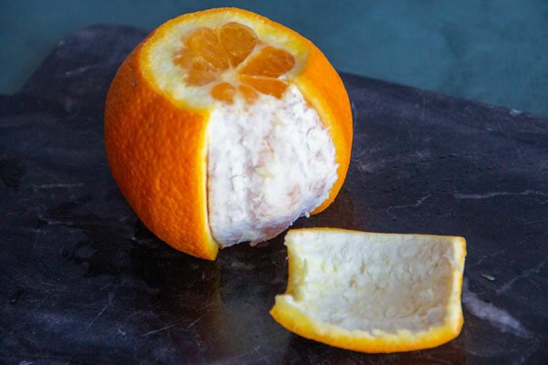 Retirer l'écorce de l'orange