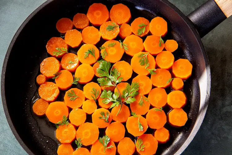 Rondelles de carottes vapeur dans la poêle