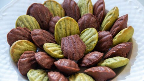 Assiette de Mini-Madeleines au Matcha et au cacao