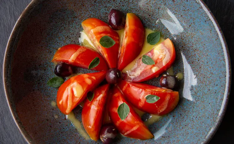 Salade de tomates avec de l’origan frais