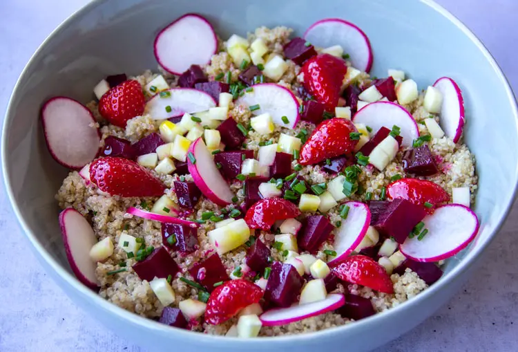 Salade d’été au quinoa, fraises, betterave et concombre