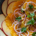 Salade d'orange, oignon rouge et pomme- gros plan