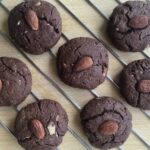 Cookies végétariens cacao et amandes cuits sur la grille