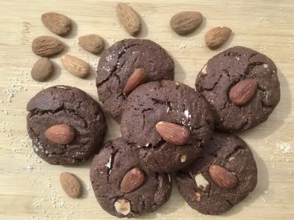 Cookies végétariens cacao et amandes