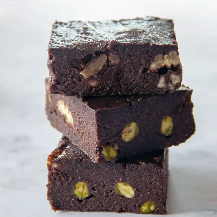 Trois brownies cacao-bananes et dattes