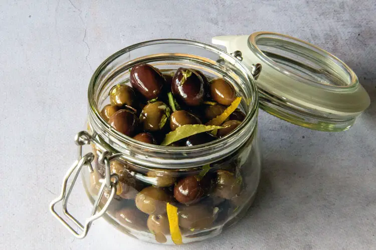 Olives à l’huile d’olive et aux aromates