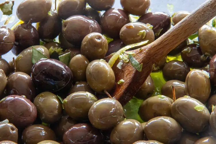 Olives à l’huile d’olive et aux aromates