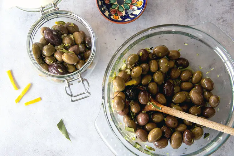 Préparation d’un bocal d’olives et aux aromates