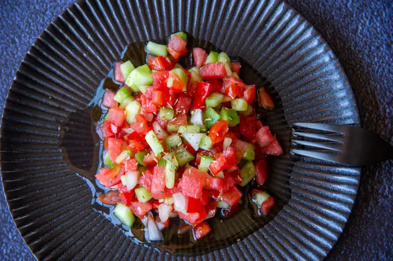 Assiette de brunoise de légumes en salade