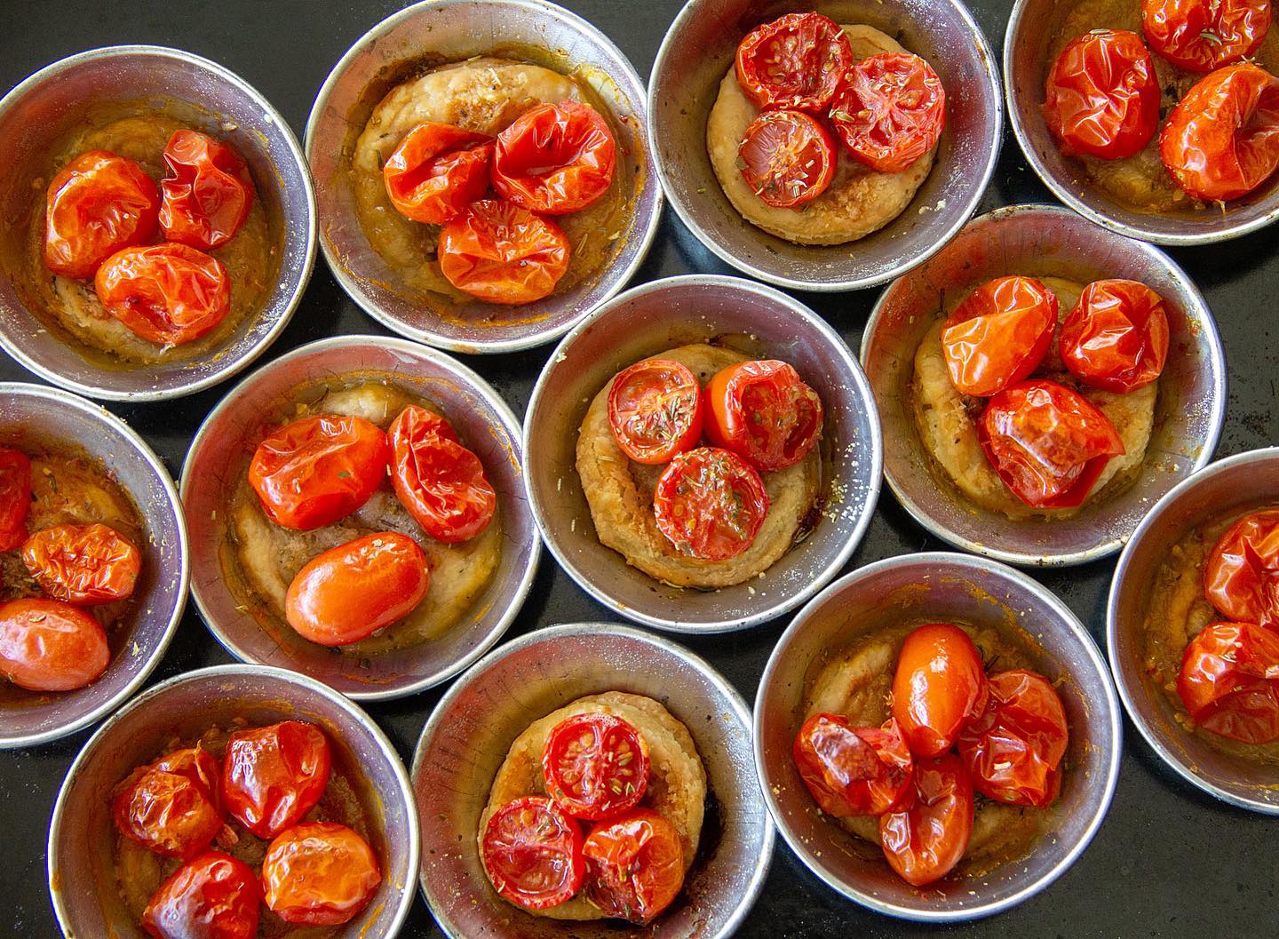 Petites tartelettes aux tomates cerises pour l’apéritif. Là, sur la photo, elles viennent juste de sortir du four. Et la recette est en ligne sur mon blog ! Allez y faire un tour 😃 #tartelettestomates #tomatescerises #tartedetomatescerises #tartedetomatecereja #tartelettesauxtomates #pourlaperitif #amusesbouches #cherrytomatoesrecipes #tomatocherrytart #wprecipemaker #line_lisbonne