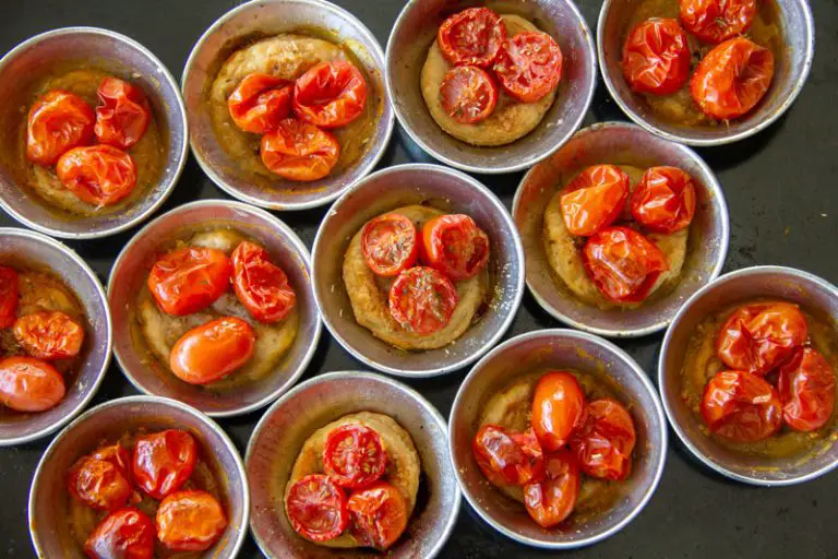 Tartelettes aux tomates cerises sortant du four
