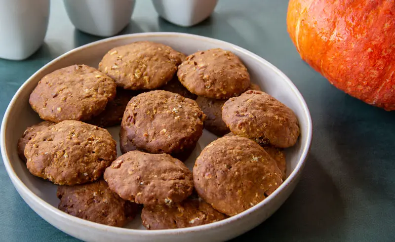 Assiette de biscuits d'automne, tasses et potimarron
