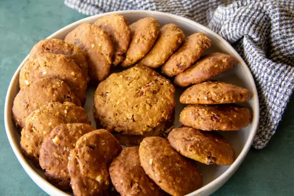 Assiette de biscuits d'automne au potimarron