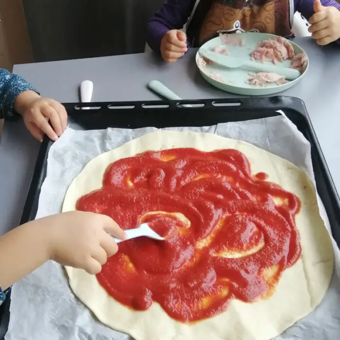 Étaler la pulpe de tomate sur la pâte 