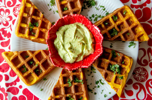 Assiette de gaufres salées aux carottes et fromage