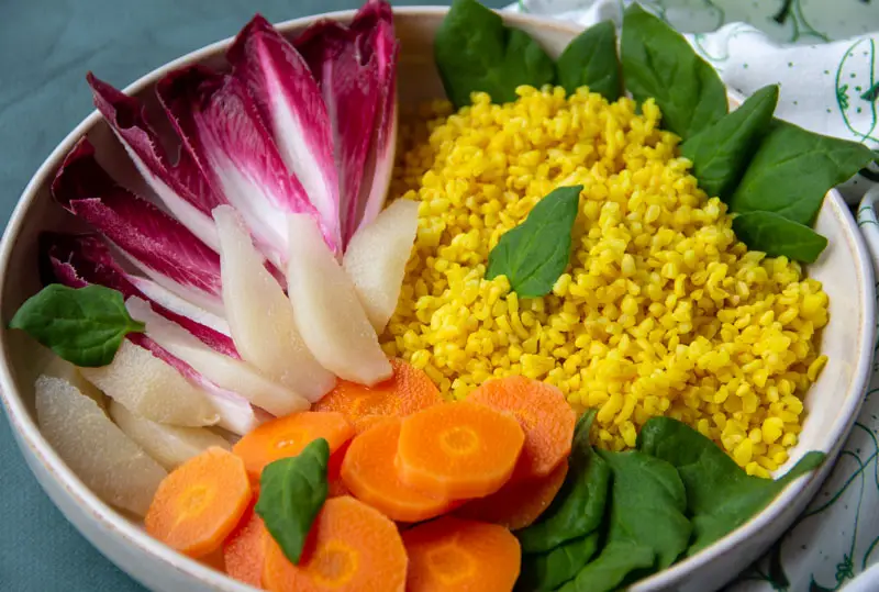Bowl de salade aux légumes, poire et boulgour