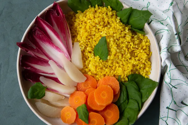 Salade composée aux légumes, poire et boulgour
