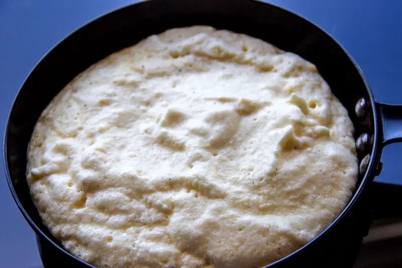 Omelette soufflée avant cuisson, dans la poêle