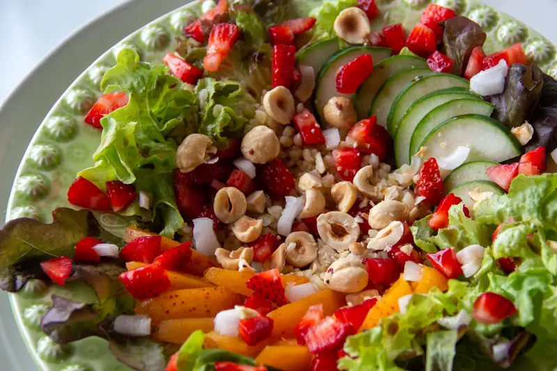 Assiette  de salade végétale de mai aux fruits et légumes 