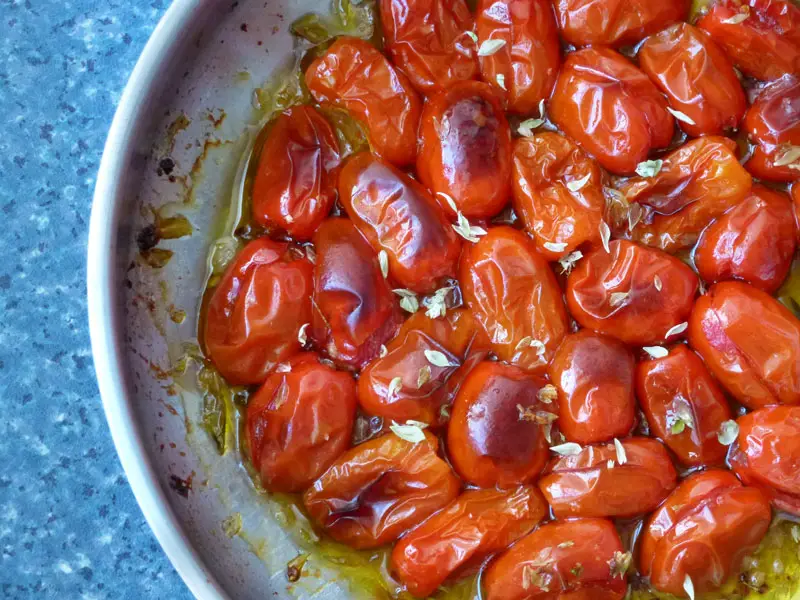 Plat de tomates cerises confites au four