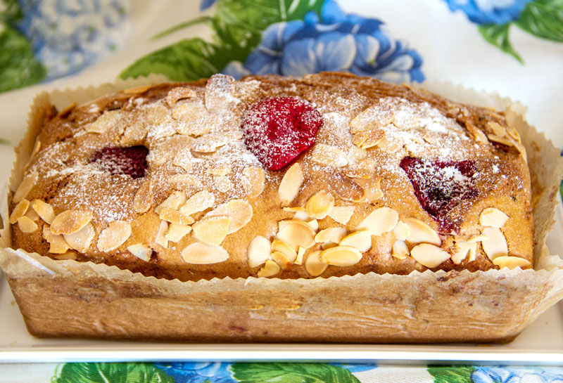 Cake très moelleux amandes et fraises - Line Lisbonne et Cie