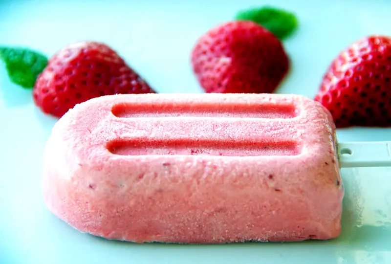 Esquimau fraises - yaourt grec avec des fraises fraîches
