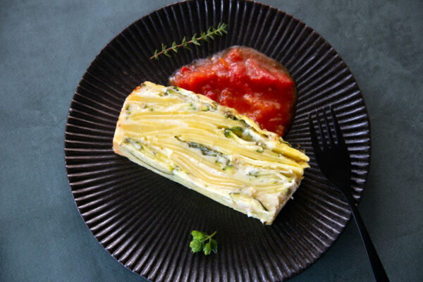 Assiette avec une part de gâteau invisible aux courgettes et sauce