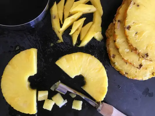 Découpage des tranches d'ananas/abacaxi